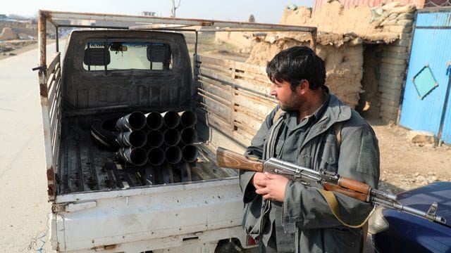 Das Archivfoto zeigt einen afghanischen Sicherheitsbeamten in der Nähe von Kabul.