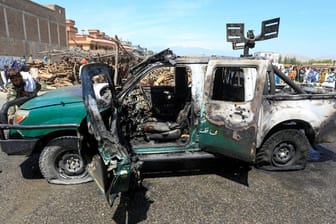 Beschädigter Polizeiwagen in Afghanistan: Mehrere Menschen starben bei den Attacken.