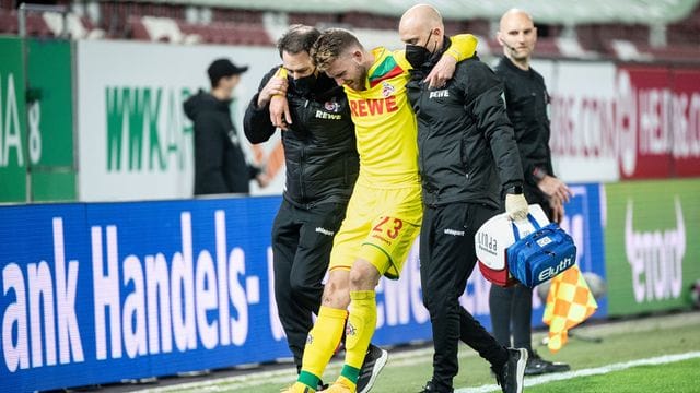 Kölns Jannes Horn hatte sich im Spiel gegen den FC Augsburg verletzt. Kölns Jannes Horn hatte sich im Spiel gegen den FC Augsburg verletzt.