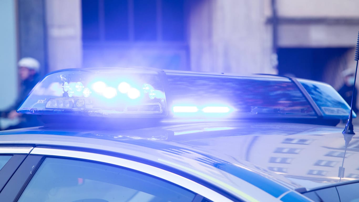 Blaulicht auf einem Polizeiwagen: Der Unfallwagen kam erst an einer Betonsäule zum Stehen (Symbolbild).