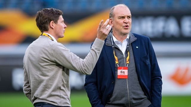 Haben mit Wolfsburg weiter die Königsklasse im Blick: Geschäftsführer Jörg Schmadtke (r) und Trainer Oliver Glasner. Haben mit Wolfsburg weiter die Königsklasse im Blick: Geschäftsführer Jörg Schmadtke (r) und Trainer Oliver Glasner.