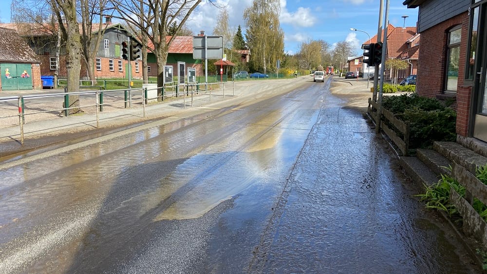 Jauche mitten im Ort: Dadurch, dass sich der Bauernhof auf dem höchsten Punkt der Gemeinde befindet, floss die Jauche den Berg hinab und flutete einige Vorgärten sowie ein großes Carport. Jauche mitten im Ort: Dadurch, dass sich der Bauernhof auf dem höchsten Punkt der Gemeinde befindet, floss die Jauche den Berg hinab und flutete einige Vorgärten sowie ein großes Carport.