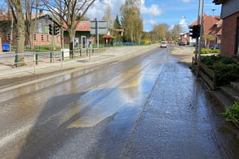 Jauche mitten im Ort: Dadurch, dass sich der Bauernhof auf dem höchsten Punkt der Gemeinde befindet, floss die Jauche den Berg hinab und flutete einige Vorgärten sowie ein großes Carport.