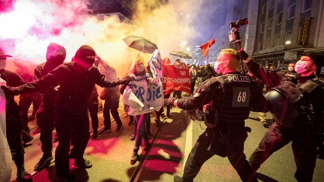 Proteste in Großstädten: Nicht jeder ist mit den neuen Ausgangsbeschränkungen einverstanden. Proteste in Großstädten: Nicht jeder ist mit den neuen Ausgangsbeschränkungen einverstanden.