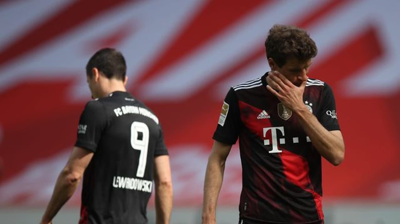 Null Punkte statt den Titel: Für Torjäger Robert Lewandowski (l) und Thomas Müller gab es beim Bayern-Gastspiel in Mainz nichts zu holen.