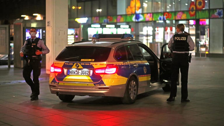 Ausgangssperre in Essen: Die Polizei schaut sich in der Innenstadt um.