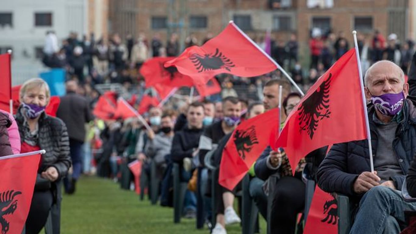 Anhänger der sozialistischen Partei Albaniens bei einer Wahlkampfveranstaltung.