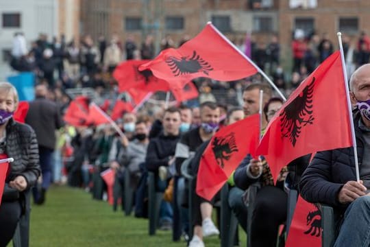 Anhänger der sozialistischen Partei Albaniens bei einer Wahlkampfveranstaltung.