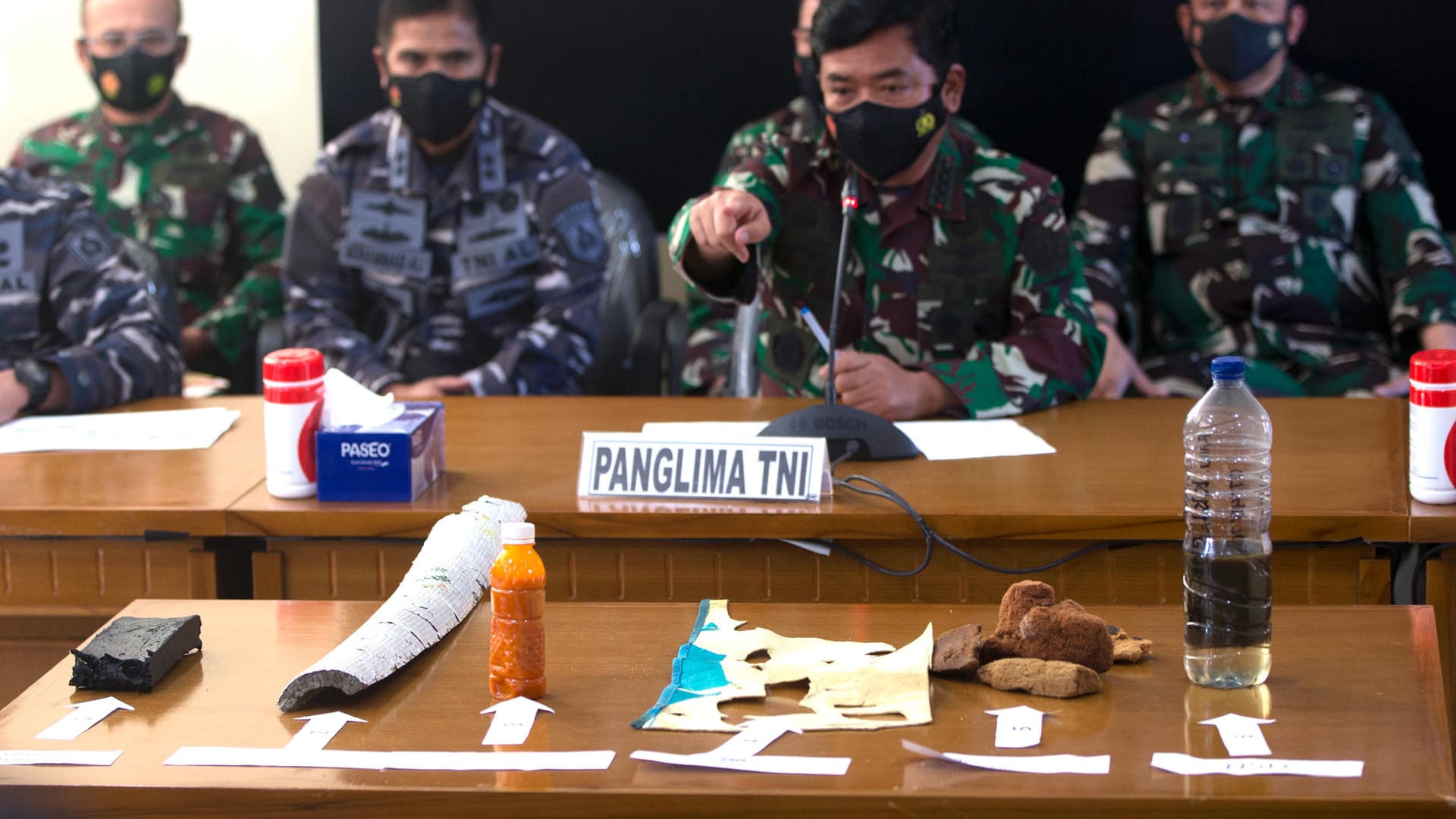 Der indonesische Militärchef Hadi Tjahjanto (2.v.r) spricht mit den Medien, während Trümmerteile auf einem Tisch liegen: Experten gehen davon aus, dass das U-Boot durch den Druck in der Tiefe des Ozeans zerbrochen ist.