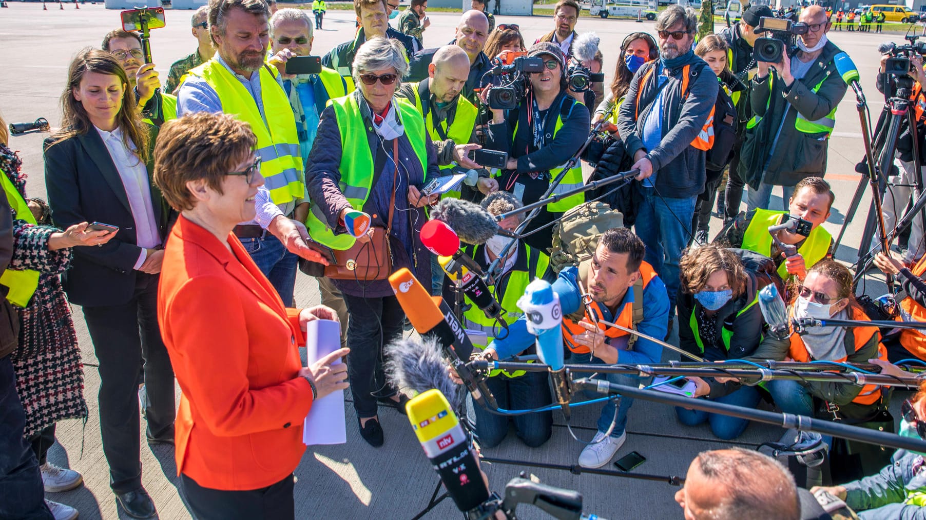 Bundesverteidigungsministerin Annegret Kramp-Karrenbauer am Leipziger Flughafen: Maske? Abstand? Egal!