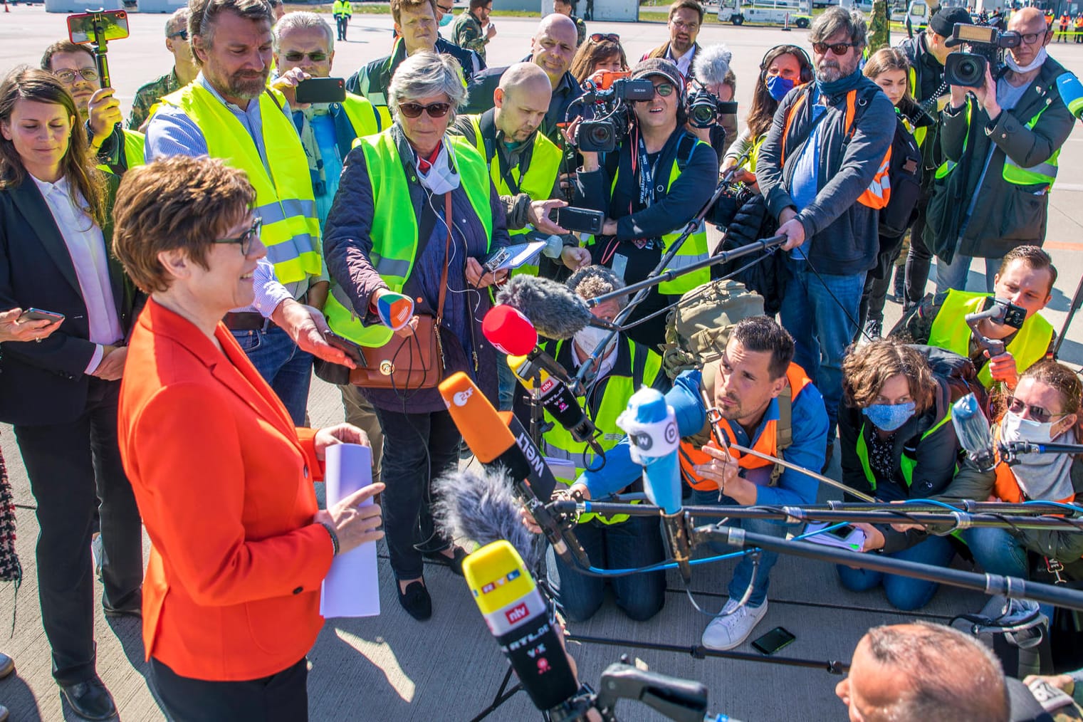 Bundesverteidigungsministerin Annegret Kramp-Karrenbauer am Leipziger Flughafen: Maske? Abstand? Egal!