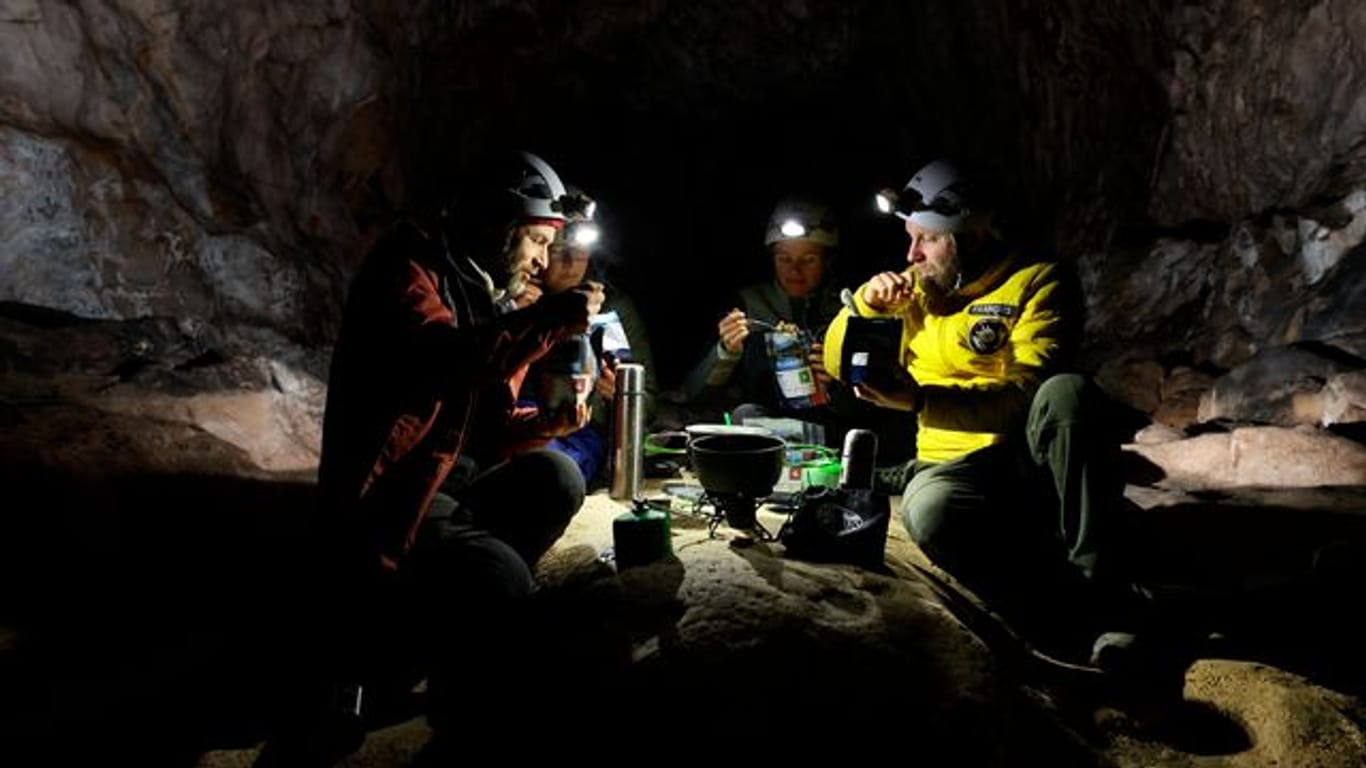 Teilnehmer der Studie "Deep Time" beim Essen in der Höhle in den französischen Pyrenäen.
