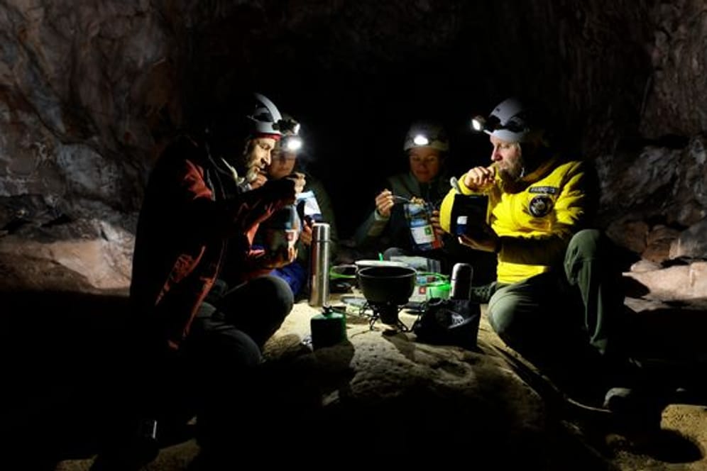 Teilnehmer der Studie "Deep Time" beim Essen in der Höhle in den französischen Pyrenäen.