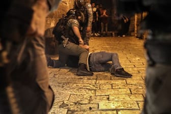 Israelische Sicherheitskräfte nehmen bei Zusammenstößen in der Altstadt von Jerusalem einen Mann fest.