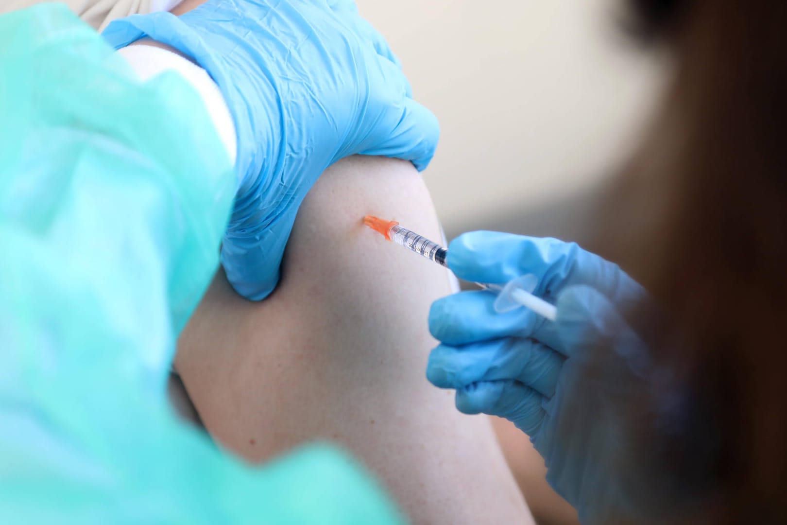 Impfung gegen das Coronavirus: Gegen die Mitarbeiterin wird nun ermittelt (Symbolbild).
