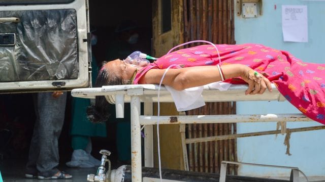 Eine Covid-19-Patientin wird im indischen Kolkata zur Intensivstation eines Krankenhauses gebracht. Eine Covid-19-Patientin wird im indischen Kolkata zur Intensivstation eines Krankenhauses gebracht.