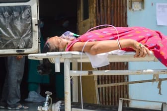 Eine Covid-19-Patientin wird im indischen Kolkata zur Intensivstation eines Krankenhauses gebracht.