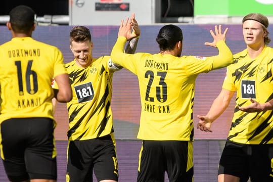 Dortmunds Matchwinner Erling Haaland (r) wird von seinen BVB-Teamkollegen in Wolfsburg gefeiert.