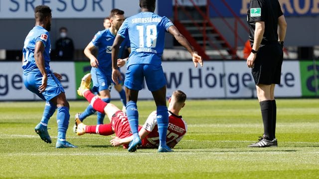 Wurde nach der Partie Freiburg gegen Hoffenheim mit Lobeshymnen überschüttet: Schiedsrichter Manuel Gräfe (r). Wurde nach der Partie Freiburg gegen Hoffenheim mit Lobeshymnen überschüttet: Schiedsrichter Manuel Gräfe (r).