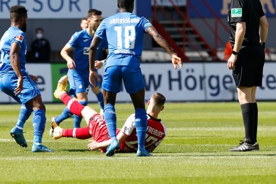 Wurde nach der Partie Freiburg gegen Hoffenheim mit Lobeshymnen überschüttet: Schiedsrichter Manuel Gräfe (r).