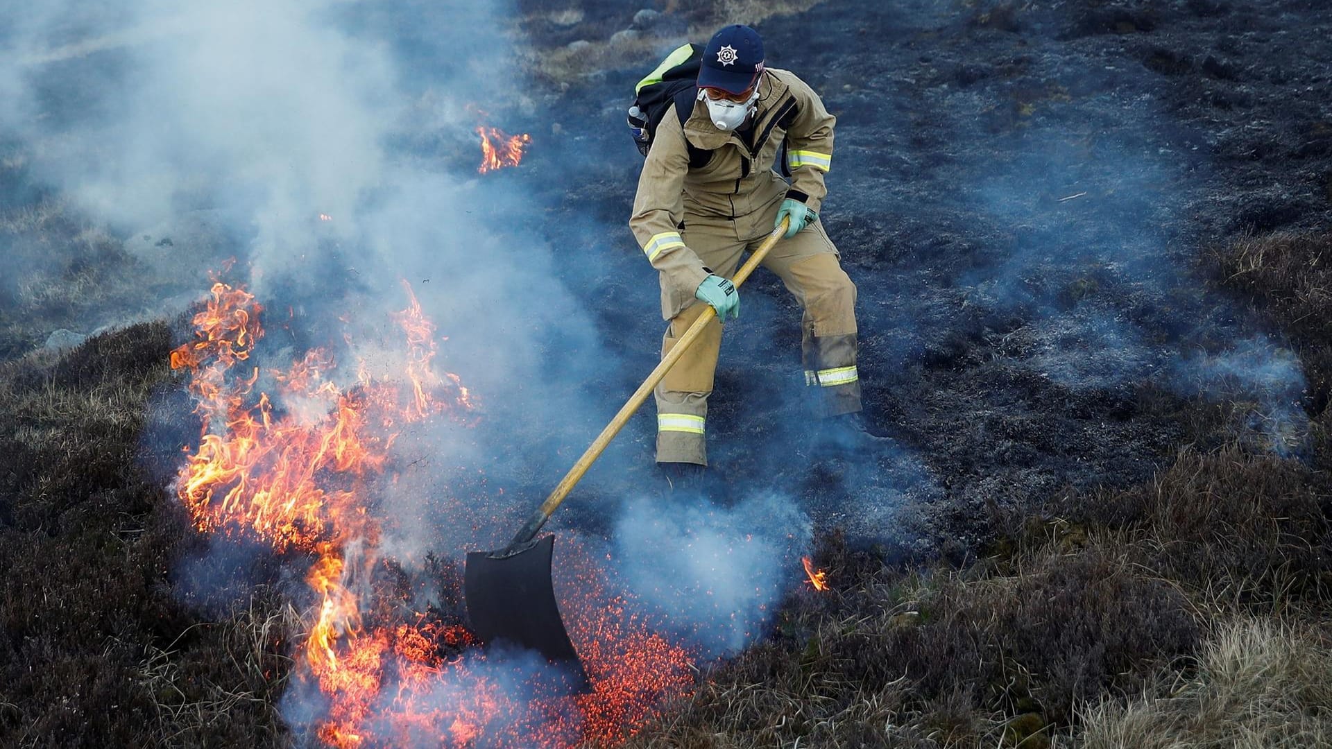 Feuerwehr erstickt die Flammen: Die Brandursache ist noch unklar.