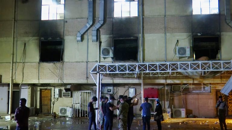 Schäden am Al-Khatib-Krankenhaus. Bei einem Brand auf der Corona-Station sind Dutzende Menschen gestorben.