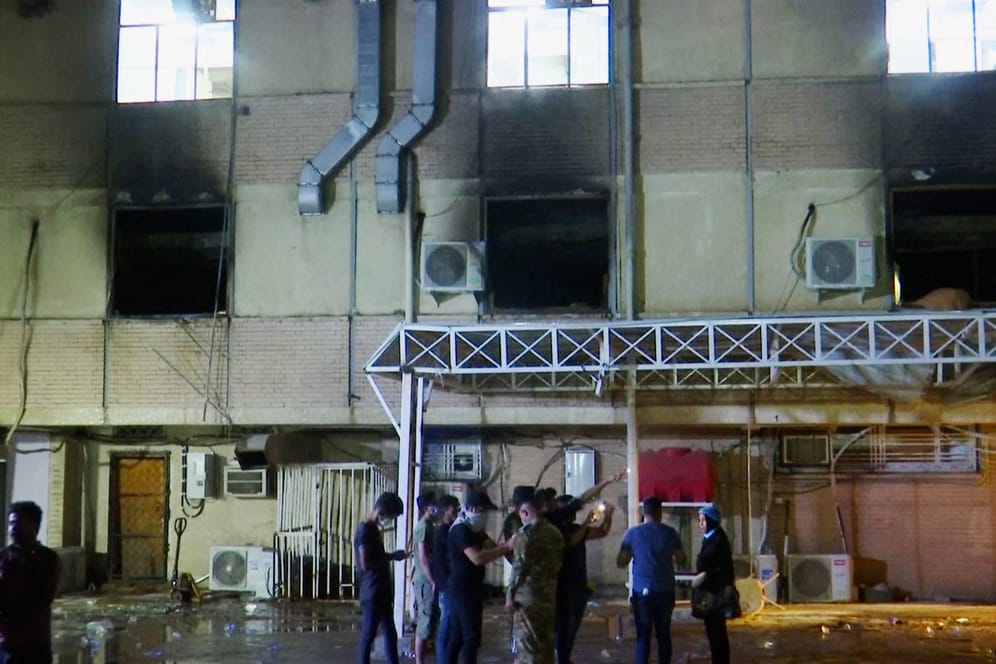 Schäden am Al-Khatib-Krankenhaus. Bei einem Brand auf der Corona-Station sind Dutzende Menschen gestorben.