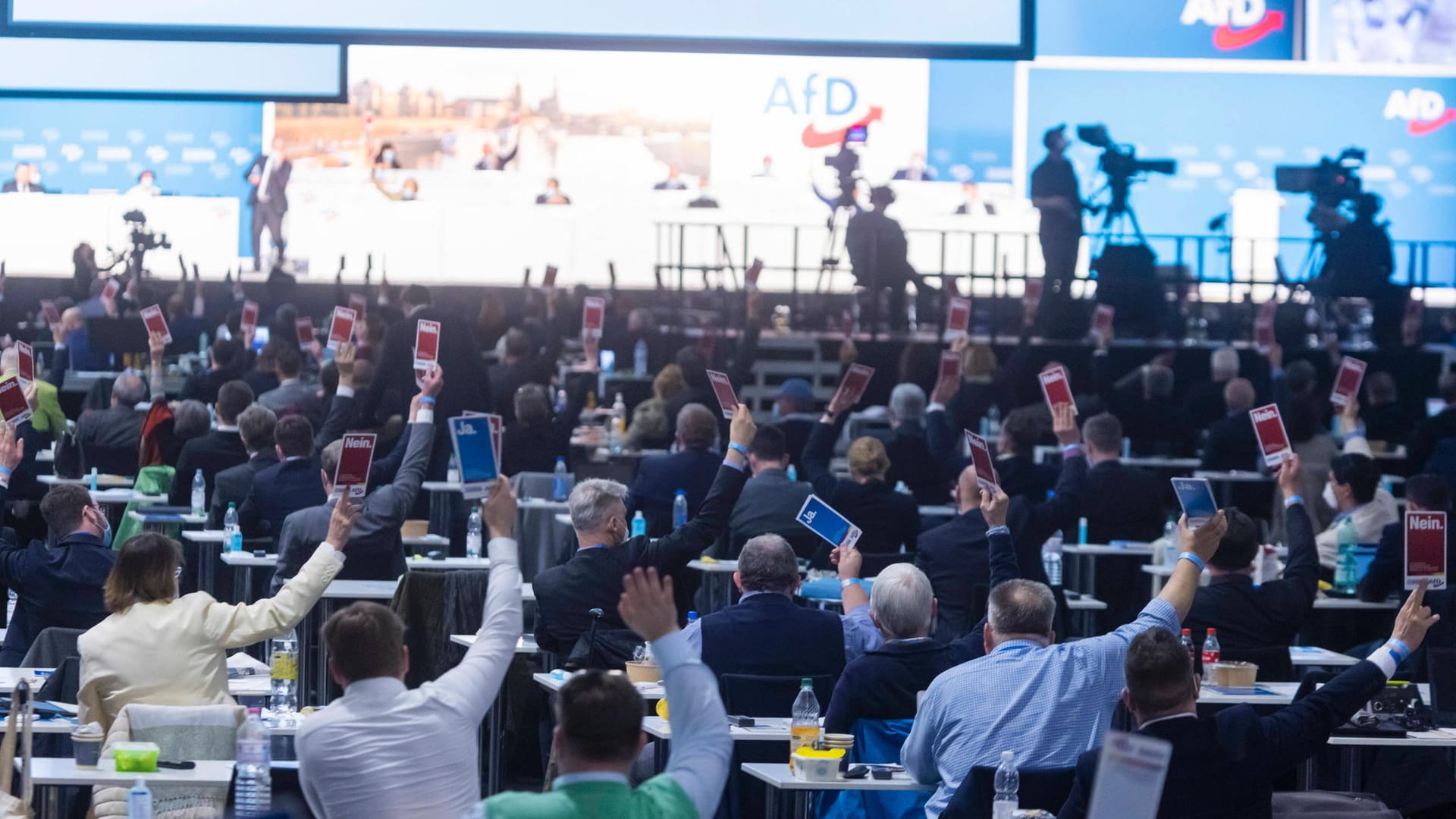 AfD-Parteitag in der Messe Dresden Mitte April: 600 Delegierte kamen, vorab gab es Proteste gegen das Treffen in Präsenz.