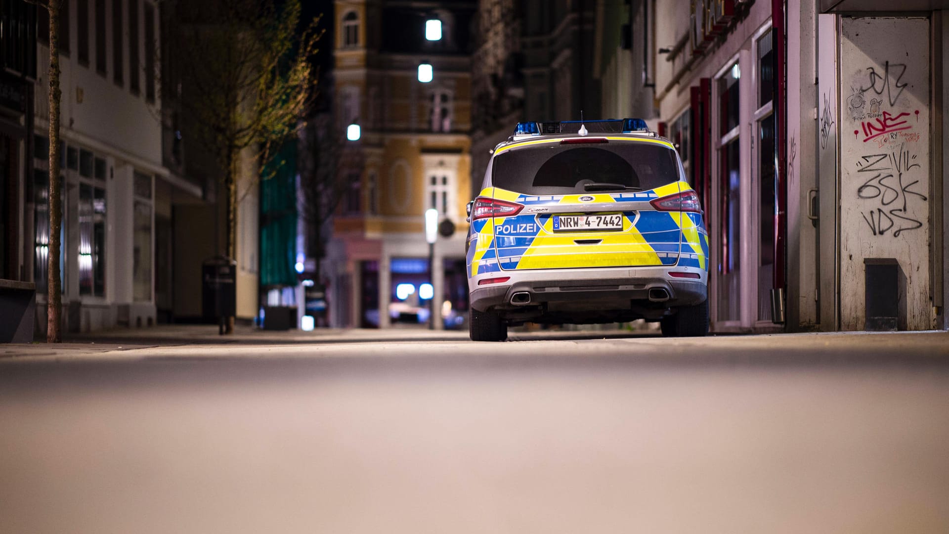 Polizeiwagen in Nordrhein-Westfalen: Die Beamten fanden auch Betäubungsmittel (Symbolbild). Polizeiwagen in Nordrhein-Westfalen: Die Beamten fanden auch Betäubungsmittel (Symbolbild).