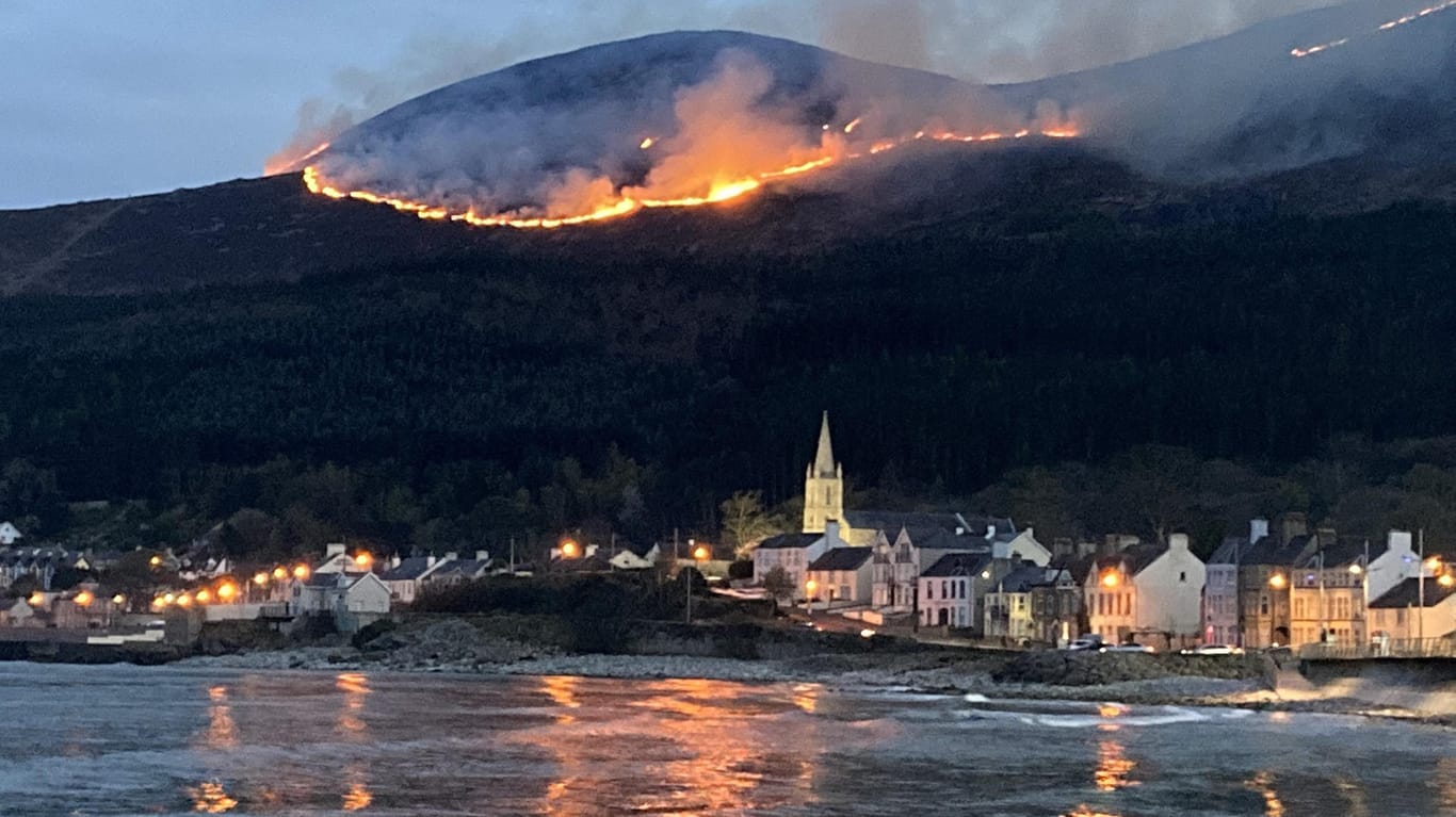 Feuer in den Mourne Mountains: Die Flammen sind oberhalb des Küstenortes Newcastle deutlich zu sehen.