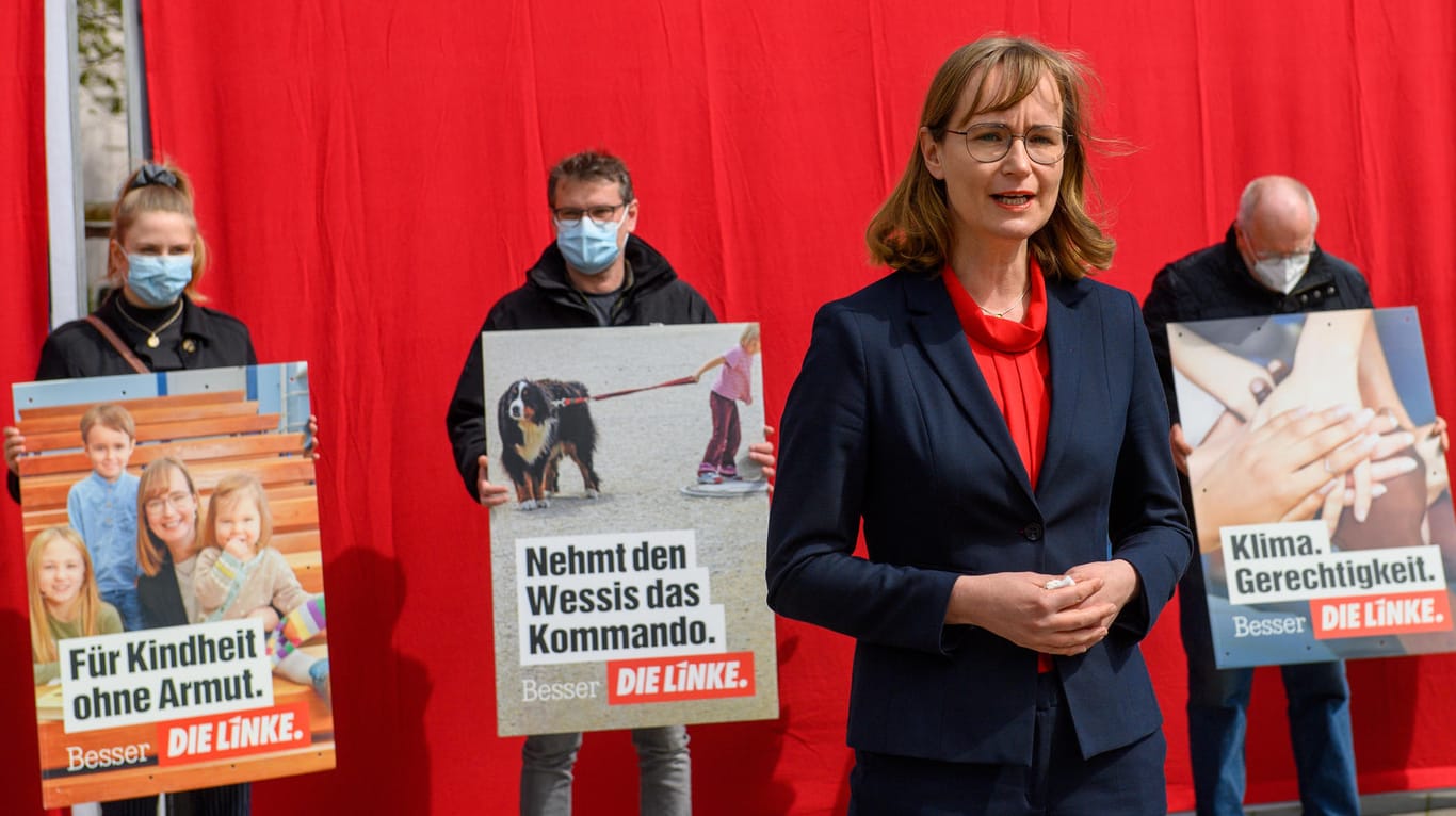 Linke-Spitzenkandidatin Eva von Angern bei der Präsentation der Wahlkampagne: Das Motiv in der Mitte ("Nehmt den Wessis das Kommando") sorgt für Empörung.
