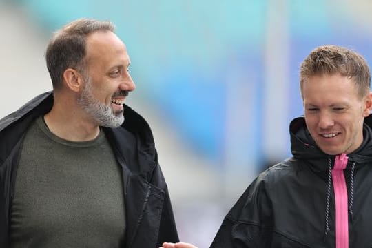 Haben ein besonderes Verhältnis zueinander: Stuttgarts Trainer Pellegrino Matarazzo (l) und Leipzigs Trainer Julian Nagelsmann.
