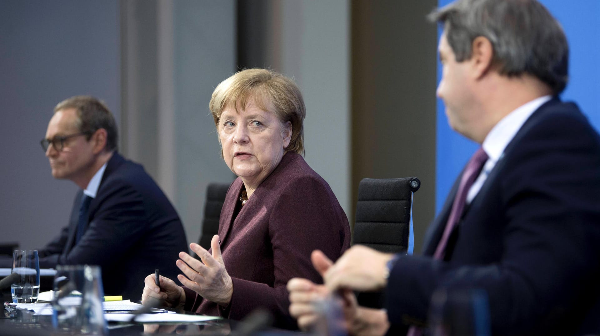 Kanzlerin Merkel (M.) mit Berlins Regierendem Bürgermeister Müller (l.) und Bayerns Ministerpräsident Söder (r.): An diesem Montag treffen sie sich zum Impfgipfel.