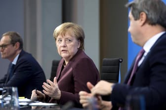 Kanzlerin Merkel (M.) mit Berlins Regierendem Bürgermeister Müller (l.) und Bayerns Ministerpräsident Söder (r.): An diesem Montag treffen sie sich zum Impfgipfel.