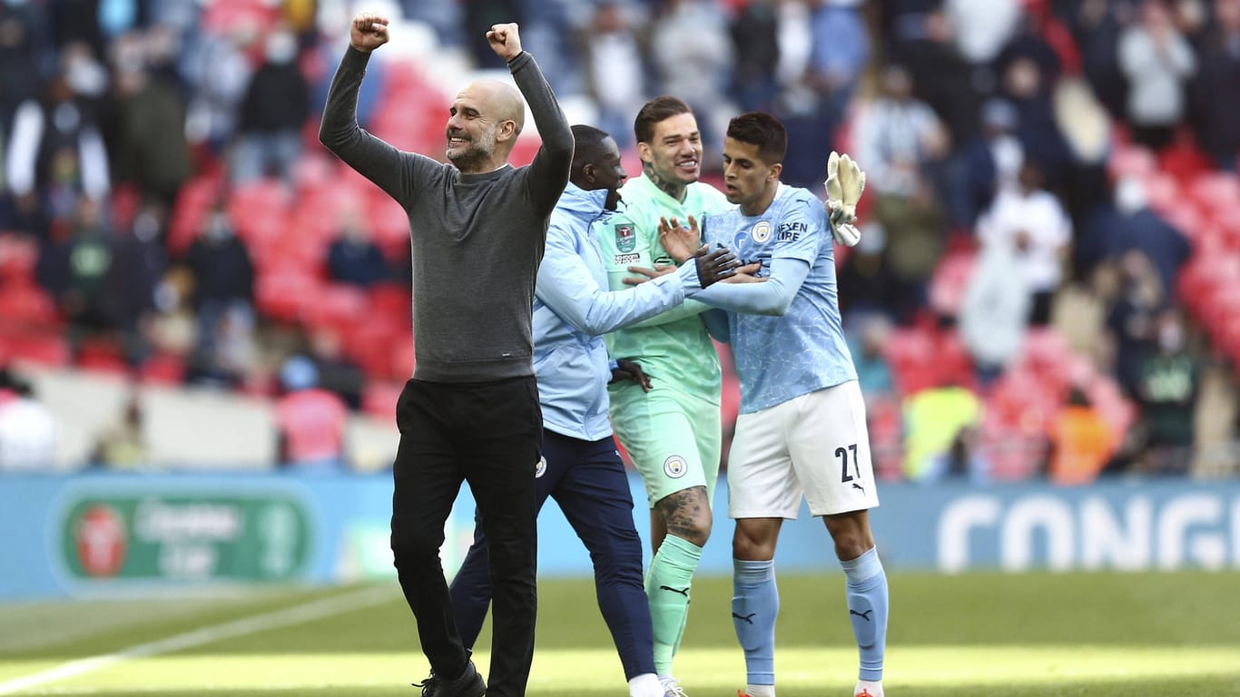 Pep Guardiola jubelt: Er und Manchester City haben den englischen Ligapokal gewonnen.
