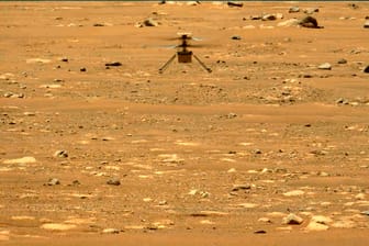 Der Hubschrauber "Ingenuity" bei seinem zweiten Flug auf dem Mars: Auch der dritte Flug des Helikopters verlief erfolgreich (Archivfoto).