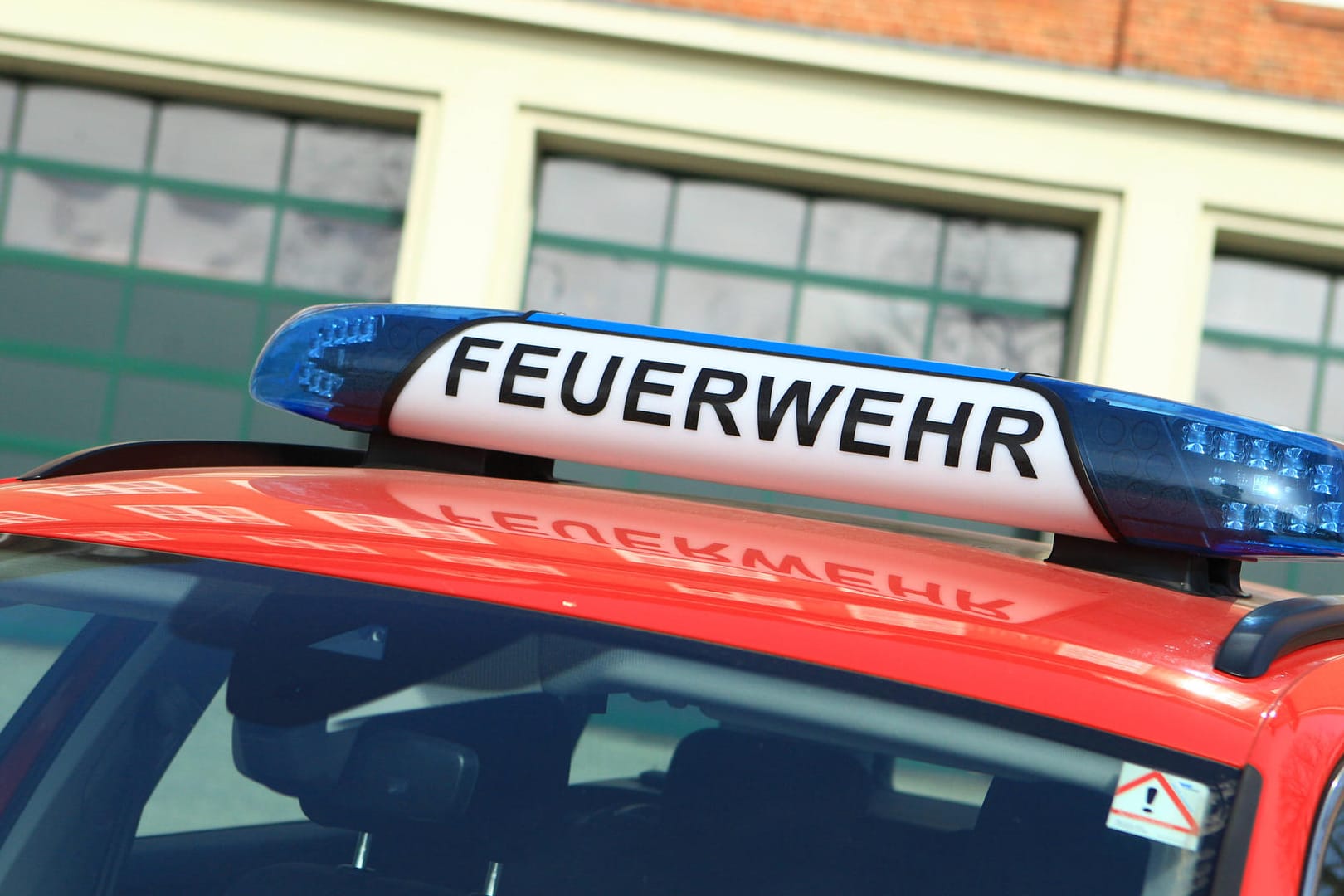 Ein Fahrzeug der Feuerwehr (Symbolbld). In Rheinland-Pfalz mussten die Retter in einen Tunnel einfahren, fanden aber kein Feuer vor.
