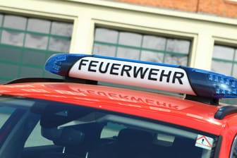 Ein Fahrzeug der Feuerwehr (Symbolbld). In Rheinland-Pfalz mussten die Retter in einen Tunnel einfahren, fanden aber kein Feuer vor.