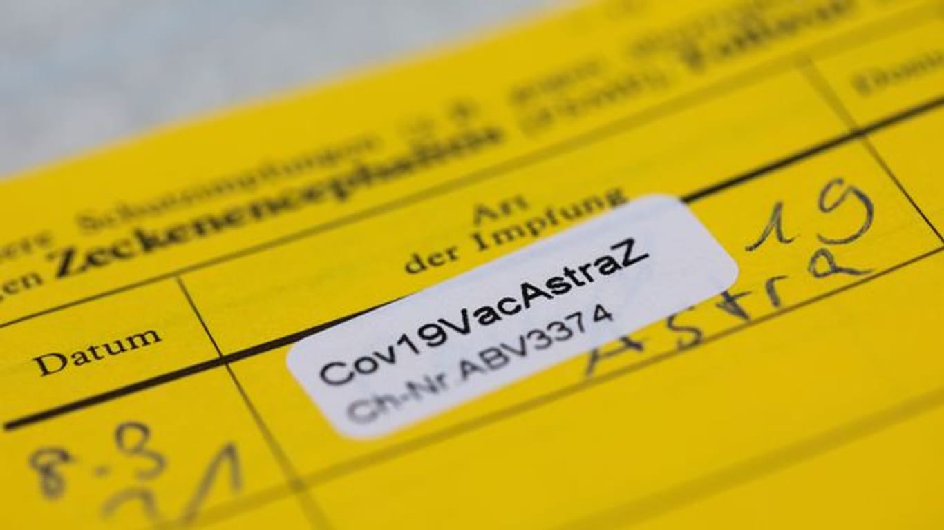 Ein Aufkleber mit der Aufschrift "Cov19VacAstraZ" in einem Impfausweis.