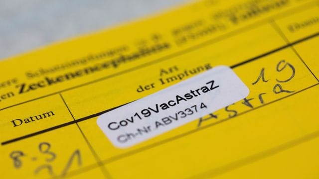 Ein Aufkleber mit der Aufschrift "Cov19VacAstraZ" in einem Impfausweis.