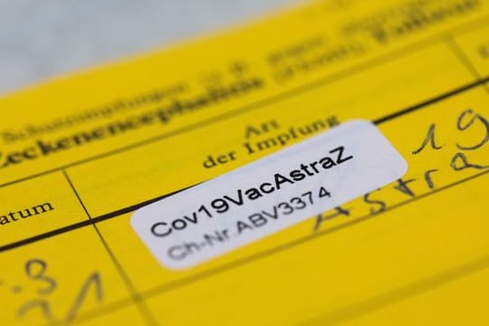 Ein Aufkleber mit der Aufschrift "Cov19VacAstraZ" in einem Impfausweis.