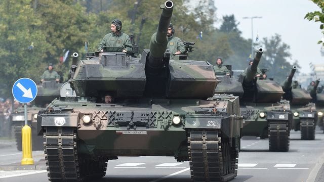 Im vergangenen Jahr stiegen die Militärausgaben weltweit auf mehr als 1,6 Billionen Euro. Im vergangenen Jahr stiegen die Militärausgaben weltweit auf mehr als 1,6 Billionen Euro.