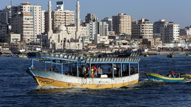 Ein Fischerboot vor der Küste des Gazastreifens. Ein Fischerboot vor der Küste des Gazastreifens.