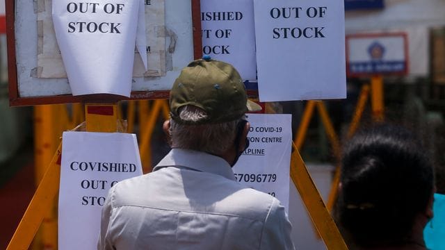 Am Tor eines Impfzentrums in Mumbai angebrachte Schilder weisen auf den Mangel an Impfstoff hin. Am Tor eines Impfzentrums in Mumbai angebrachte Schilder weisen auf den Mangel an Impfstoff hin.