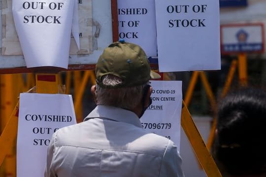 Am Tor eines Impfzentrums in Mumbai angebrachte Schilder weisen auf den Mangel an Impfstoff hin.