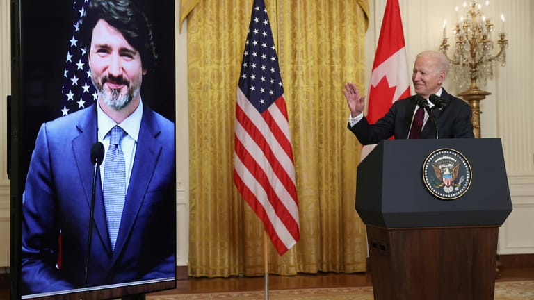 Joe Biden bei einer virtuellen Pressekonferenz mit Kanadas Premierminister Justin Trudeau: Der neue US-Präsident überrascht auch Verbündete mit seinen schnellen Taten.