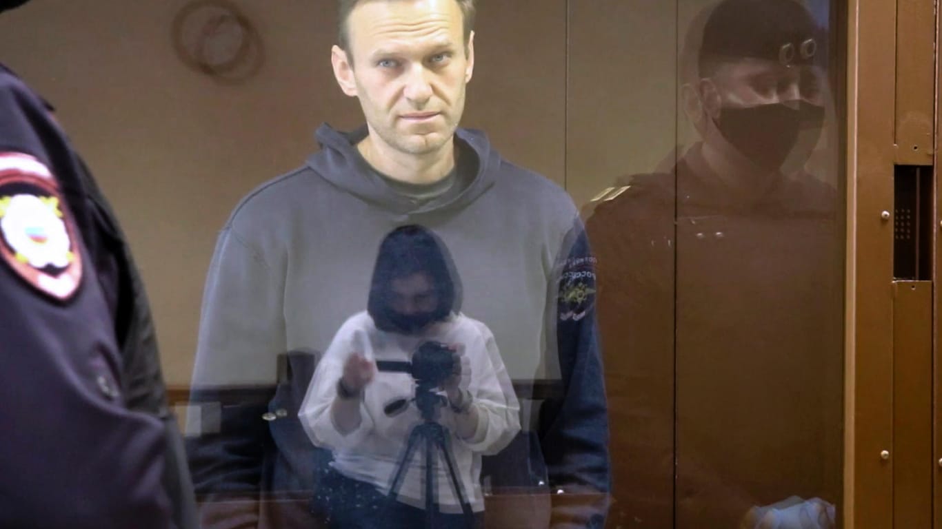Alexej Nawalny während einer Anhörung: Die Organisationen des im Straflager inhaftierten Kremlgegners dürfen nach Angaben seines Teams nicht mehr arbeiten.