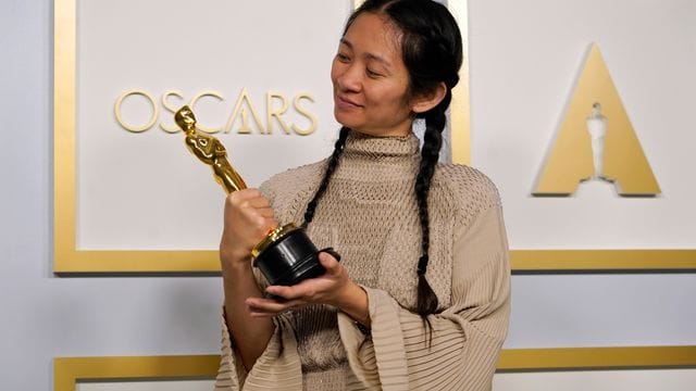 Regisseurin Chloé Zhao mit dem Oscar für den Film "Nomadland". Regisseurin Chloé Zhao mit dem Oscar für den Film "Nomadland".