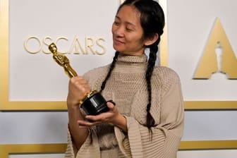 Regisseurin Chloé Zhao mit dem Oscar für den Film "Nomadland".