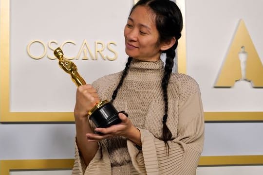 Regisseurin Chloé Zhao mit dem Oscar für den Film "Nomadland".